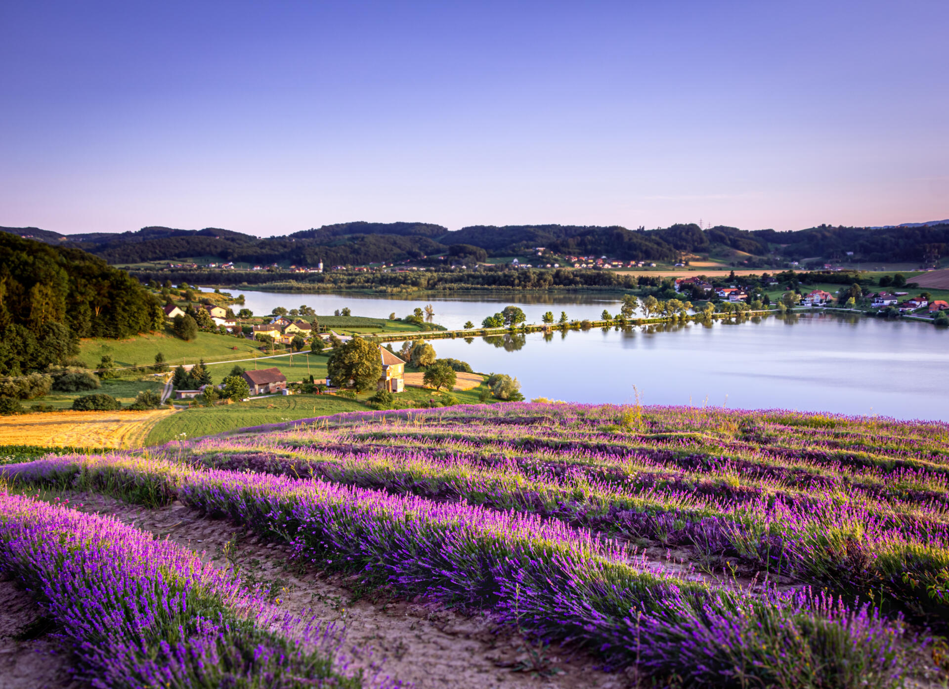 Im sonnigen Südwesten Sloweniens liegt der traditionsreiche Ferienort Portorož. Seit über 100 Jahren begeistert er Reisende mit goldgelbem Sandstrand, kristallklarem Wasser und einem unverwechselbaren mediterranen Flair.