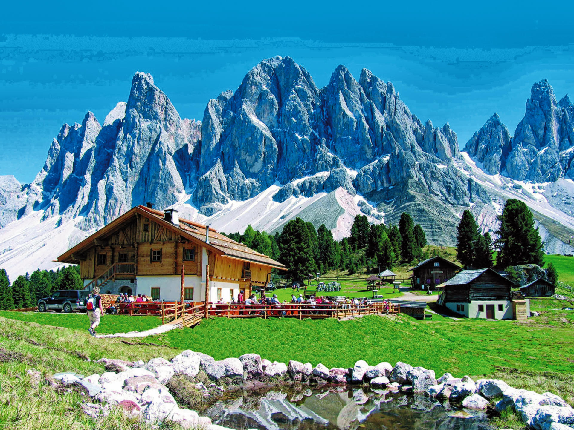 In der Welt der Dolomiten am Fuße der Geisler Gruppe ist der Naturpark Puez-Geisler der zu den schönsten Landschaften der Welt zählt und zum UNESCO Weltkulturerbe zählt. Am Rückweg machen wir eine Kaffeepause in Meransen und es gibt Gelegenheit südtiroler Spezialitäten wie Speck, Käse und Wein zu gustieren.